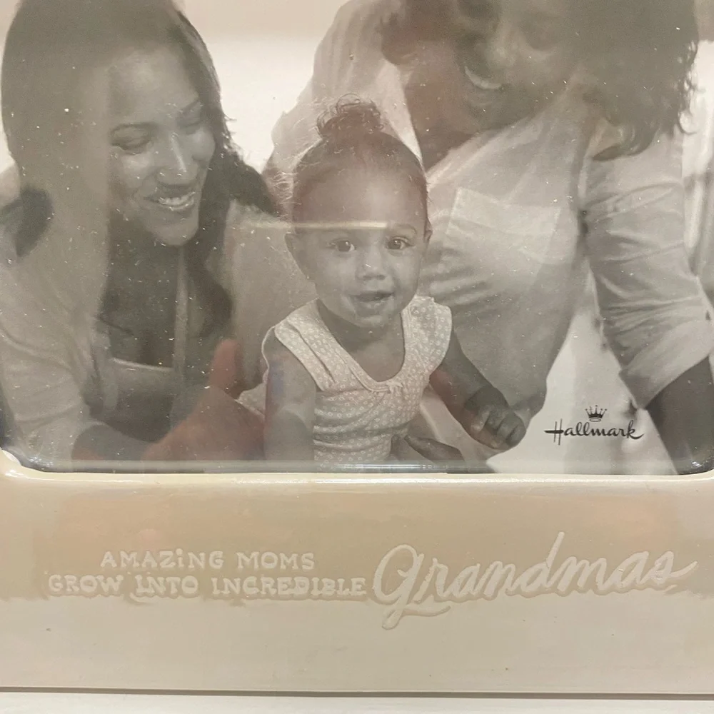 Hallmark 4x6 Picture Frame NWT Gift for Mom or Grandma